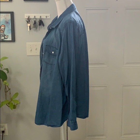 Torrid TAYLOR MEDIUM WASH DENIM BUTTON-UP SHIRT - Picture 3 of 8